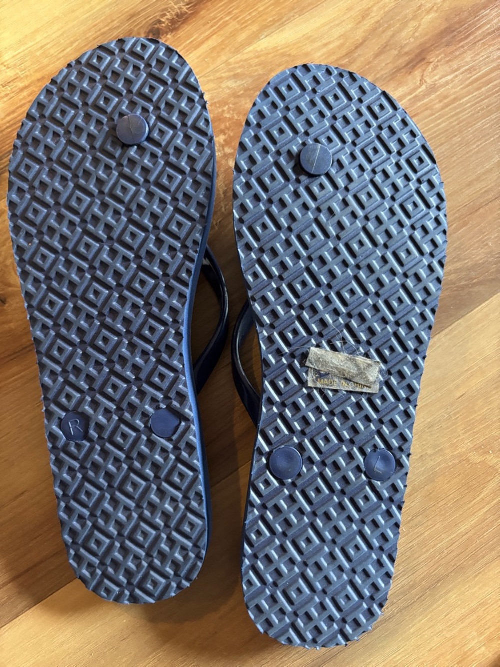 Tory Burch Navy and White Tie-Dye Flip Flops with Gold Emblem size 7 - Picture 2 of 3